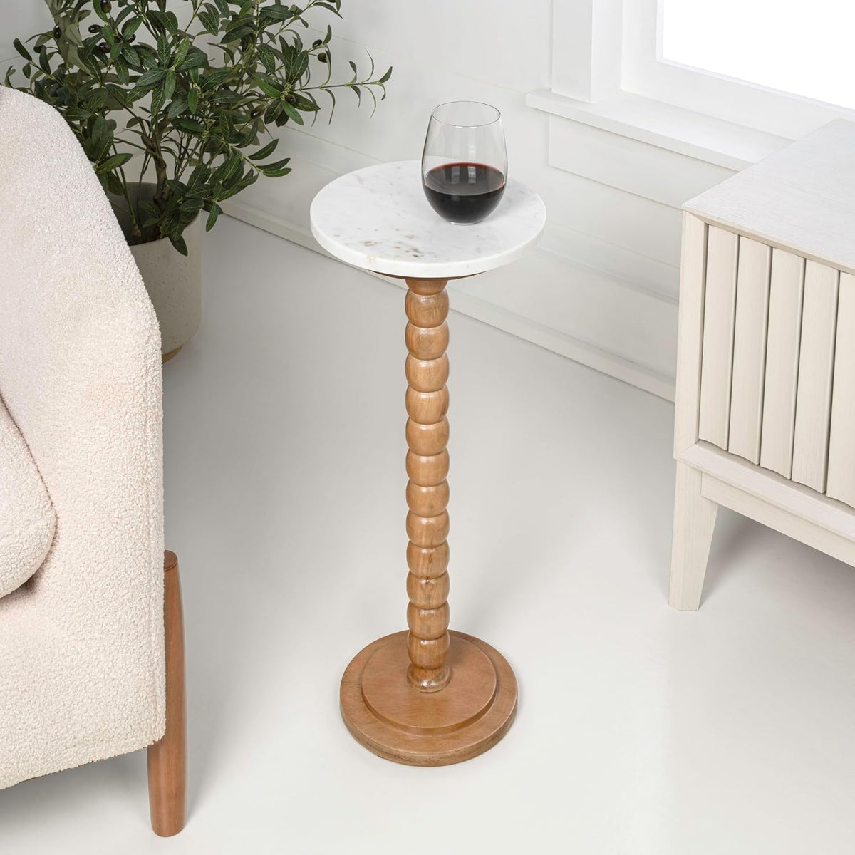 JONATHAN Y Monroe Wood and Marble Round Drink Table with Bobbin Spool Pedestal Base, 24.25" Tall Modern Accent Martini Table for Small Spaces, Living Room, Bedroom, Natural and White END3005B